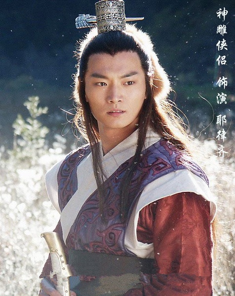 杨过自小父母双亡,被父亲生前结义兄弟,江湖上有名的大侠郭靖夫妻收养