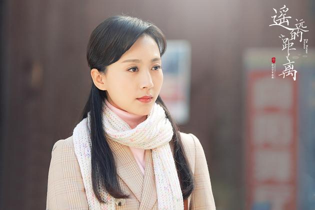 海报剧照剧情:  《遥远的距离》讲述1976年的某知青点,酷爱拉小提琴的