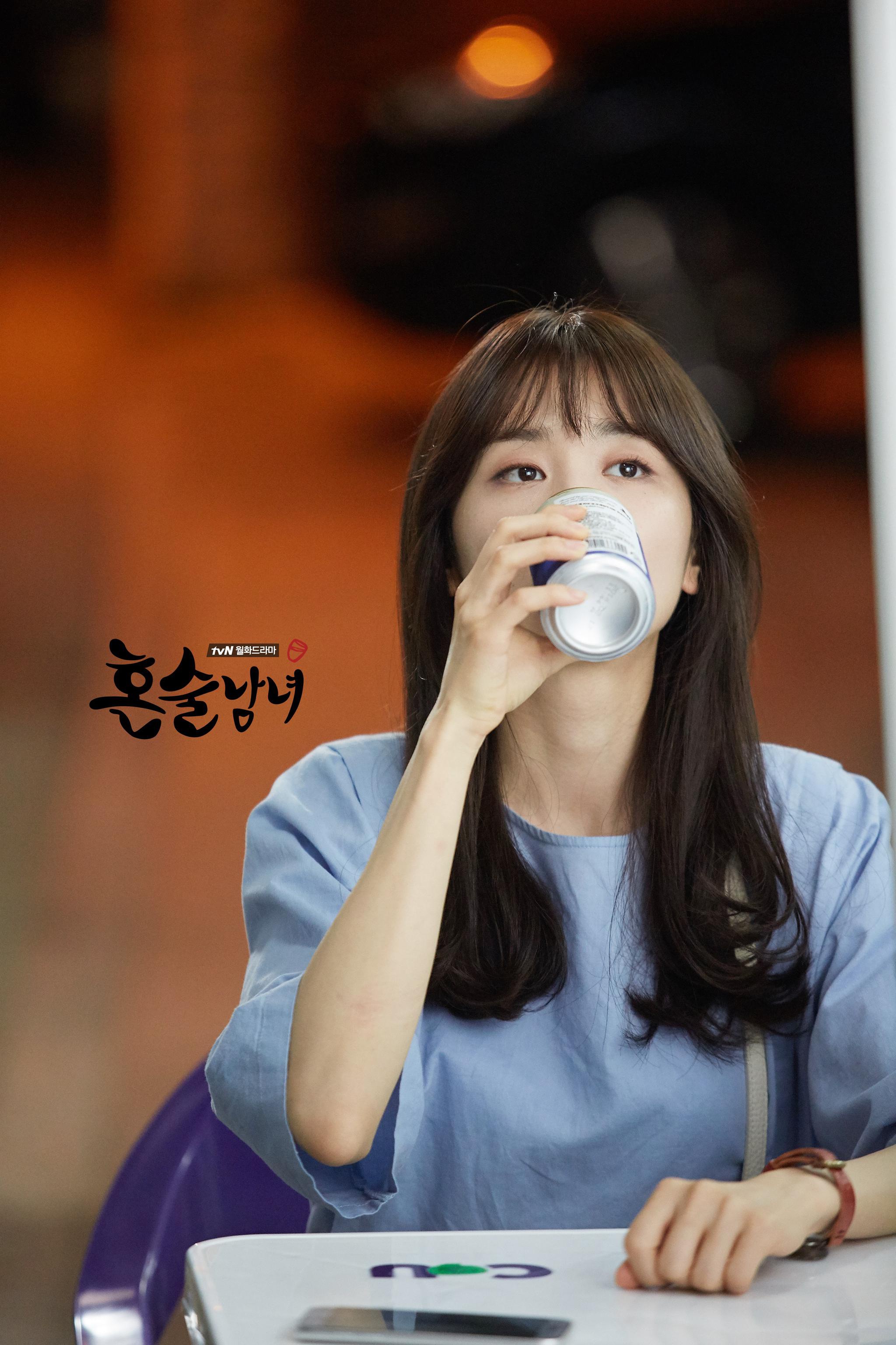 海报剧照主角定妆照剧情:  电视剧《独酒男女》是电视剧《一起吃饭吧2