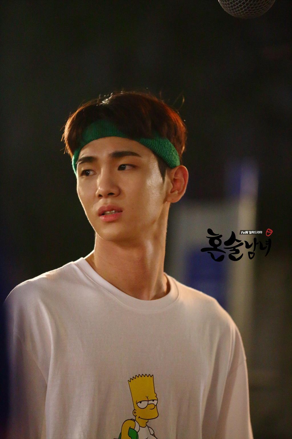 海报剧照主角定妆照剧情:  电视剧《独酒男女》是电视剧《一起吃饭吧2