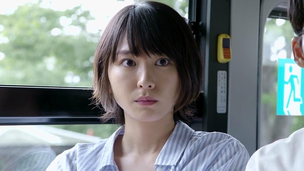 海报剧照主角定妆照剧情:25岁的森山美栗(新垣结衣饰),单身一人,研究