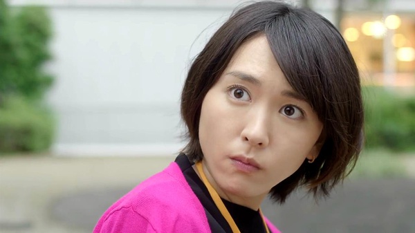 海报剧照主角定妆照剧情:25岁的森山美栗(新垣结衣饰),单身一人,研究