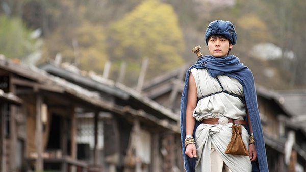 海报剧照剧情:勇者义彦打败暗黑魔神死亡塔克拯救世界的数百年后,最强