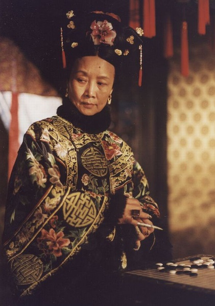 海报剧照剧情:  慈禧太后要修颐和园风光的过她六十岁生日,李鸿章担心