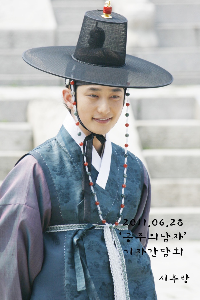 自己的女儿李世姈(文彩媛 饰)和其侄子将帅金宗瑞的儿子金承琉(朴施厚