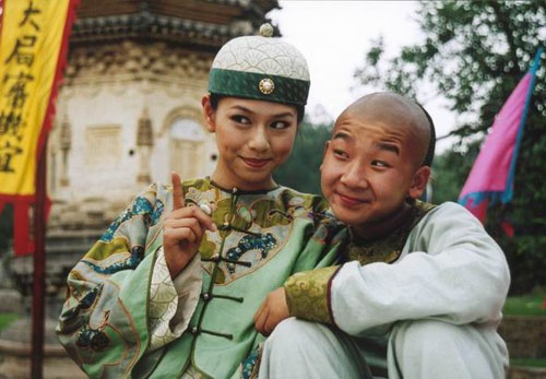 幕后花絮在一场为刘罗锅的父亲刘统勋祝寿的戏中,有一段金朵儿跳舞