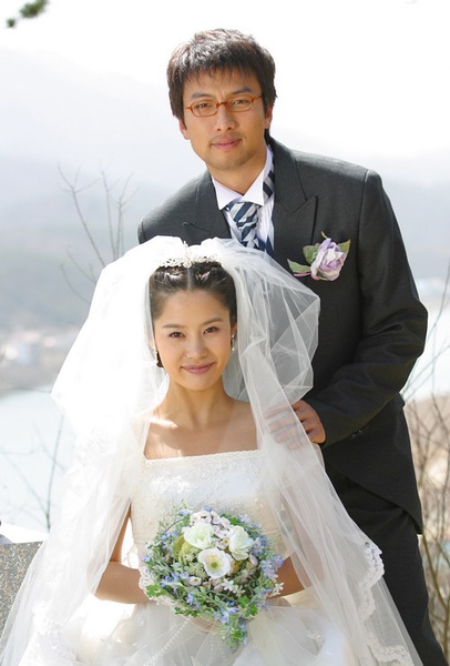 幕后花絮池珍熙在《百万新娘》中,形象与深沉稳重的"闵大人"有180度的