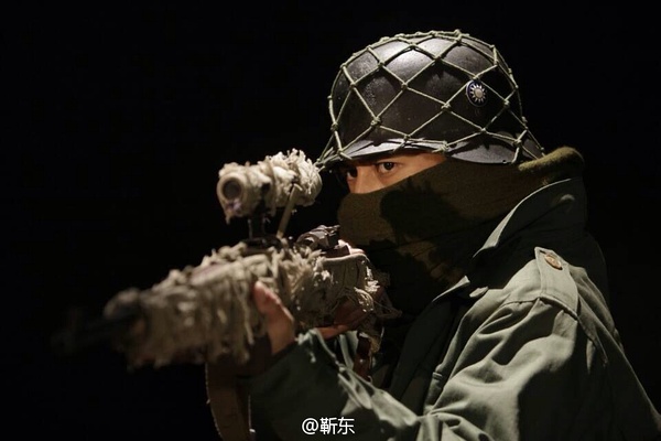 标志人物牧良逢,剧中与周一围饰演的"鬼子枪王"中衫正之间的生死对决