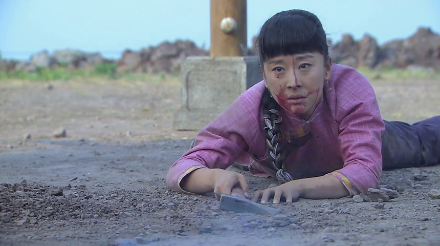 罗龙镇的杨春兰,杨夏荷姐妹无意中被卷入当地大户文家和土匪虎帮的