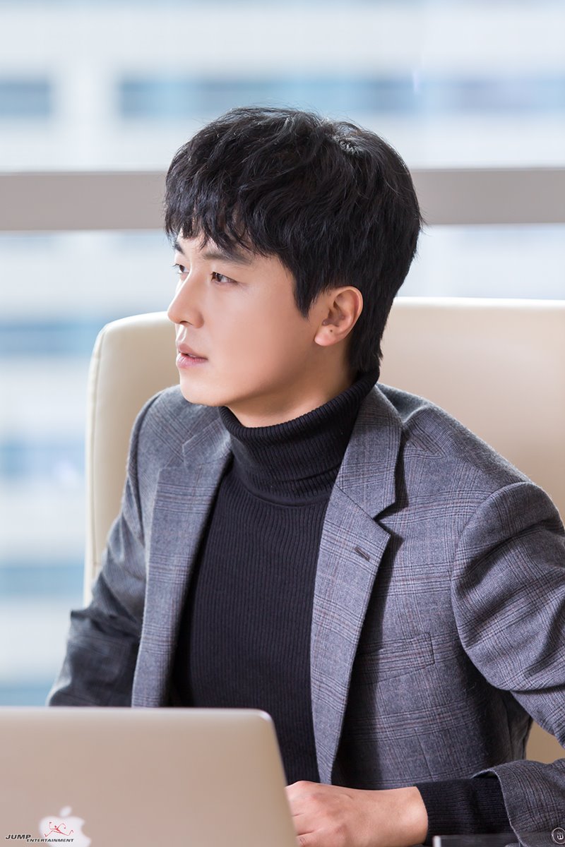 海报剧照主角定妆照剧情:  宣传代理公司silent monster的代表李焕基