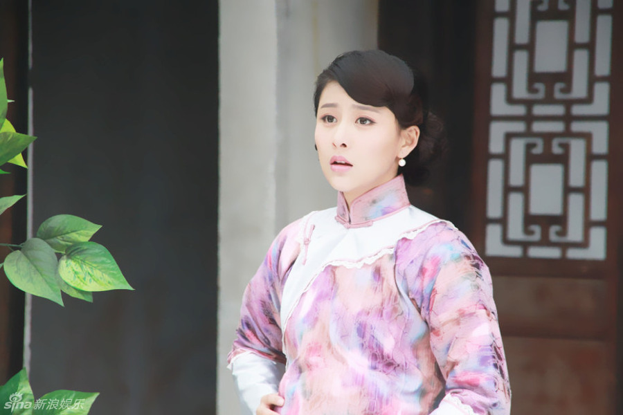 海报剧照剧情:电视剧《战地狮吼》讲述的是一段梨园英豪的抗日史诗