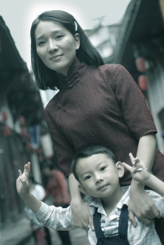 幕后花絮陈蓉有一段拍摄江姐丈夫遇害后,她埋毛衣的戏份,边哭边拍,拍