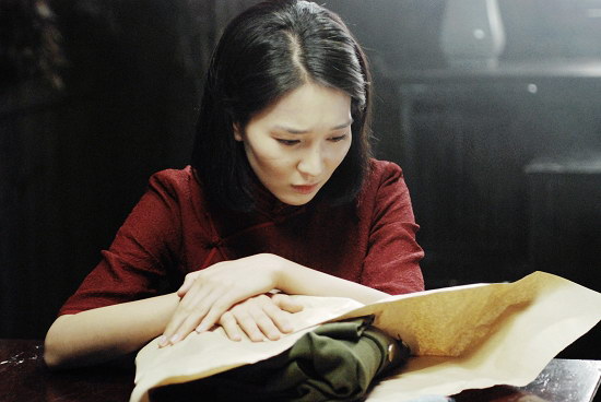 幕后花絮陈蓉有一段拍摄江姐丈夫遇害后,她埋毛衣的戏份,边哭边拍,拍