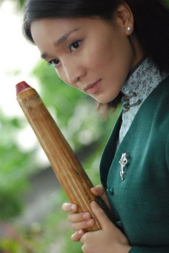 幕后花絮陈蓉有一段拍摄江姐丈夫遇害后,她埋毛衣的戏份,边哭边拍,拍