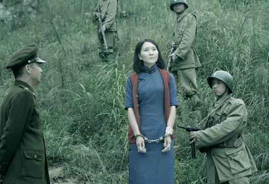 幕后花絮陈蓉有一段拍摄江姐丈夫遇害后,她埋毛衣的戏份,边哭边拍,拍