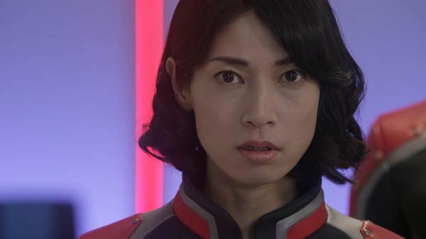 海报剧照剧情:  由于太阳发射的奥特耀斑导致在地球地底和海底的火花