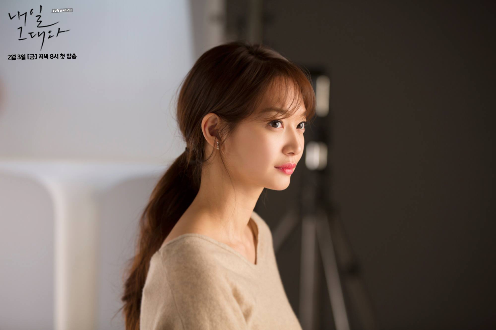 海报剧照剧情:  《明天和你》讲述的是时间旅行者和他活泼开朗的妻子