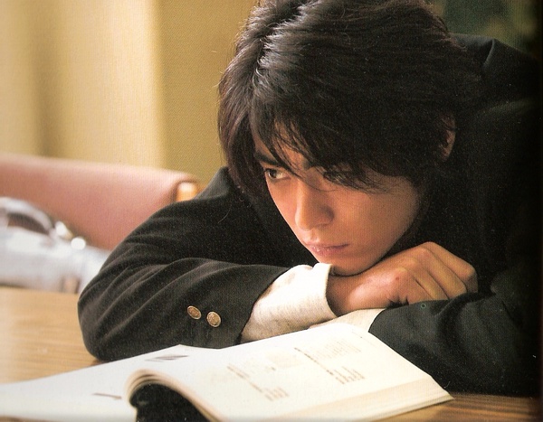 11集第12集2005年的平安夜,唐泽雪穂在街边发现了浑身是血的桐原亮司