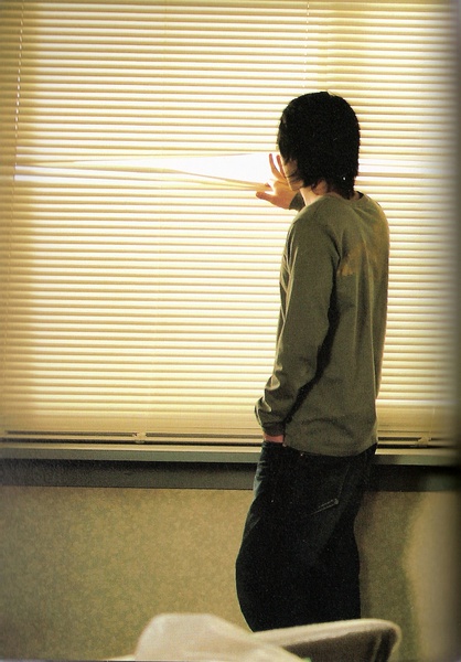 唐泽雪穂在街边发现了浑身是血的桐原亮司,看着奄奄