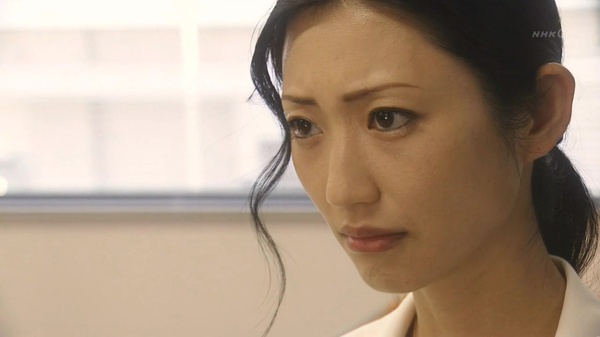 海报剧照剧情:早瀨美月(波瑠) 今年25歲,母親早瀨顯子(齊藤由貴)今年