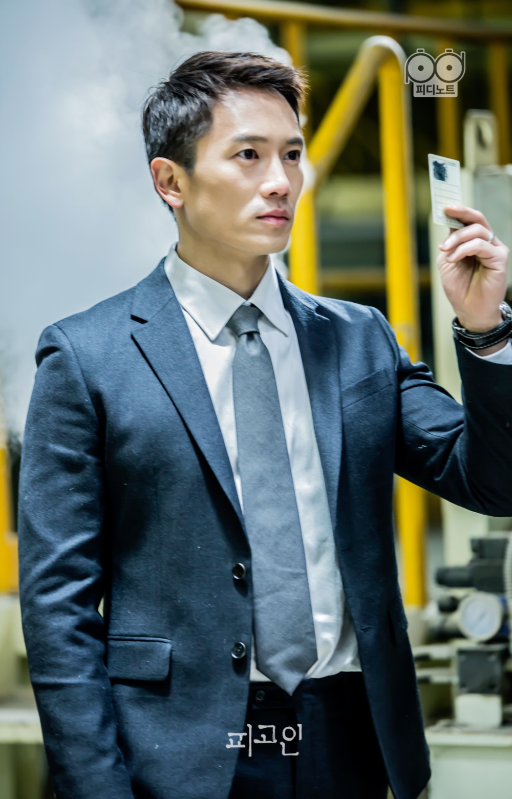 海报剧照剧情:  《被告人》围绕着一个强力检察官成为死囚逃脱罪名的