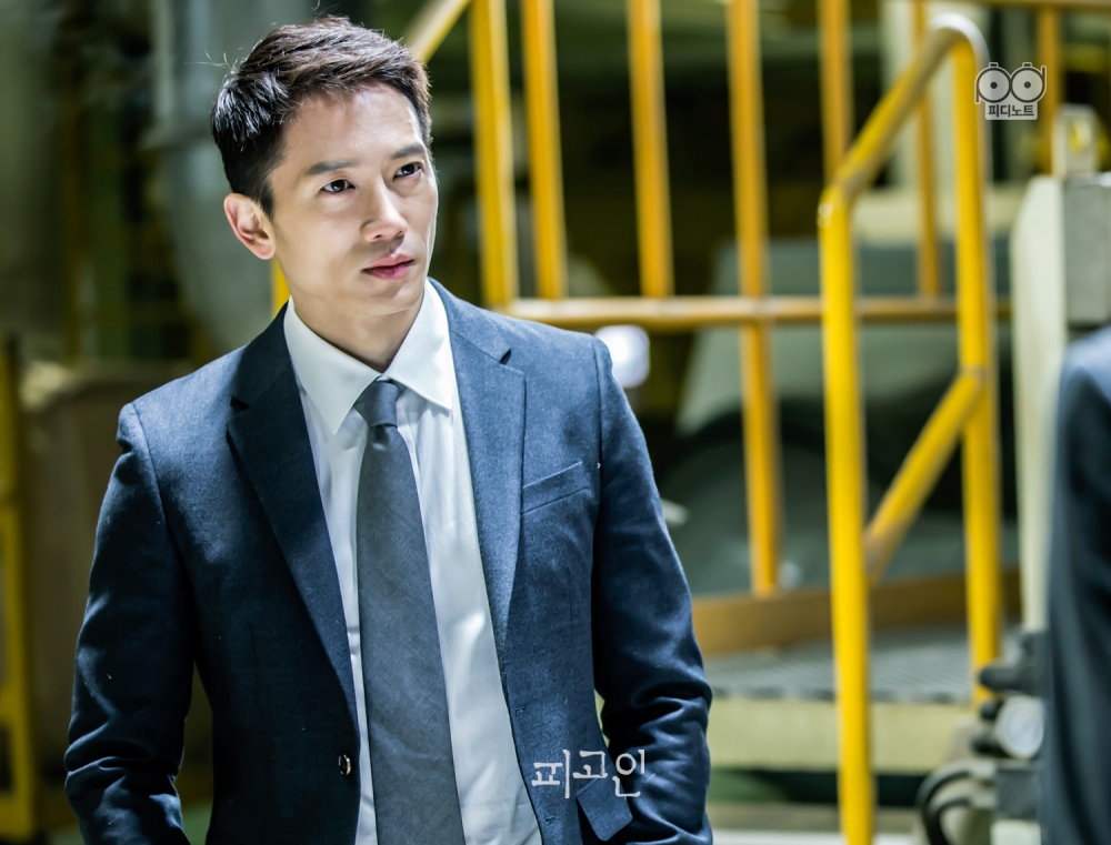 海报剧照剧情:  《被告人》围绕着一个强力检察官成为死囚逃脱罪名的