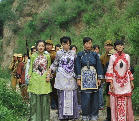 海报剧照剧情:三十里铺村的凤英与邻居傅来喜情投意合,私订终身.