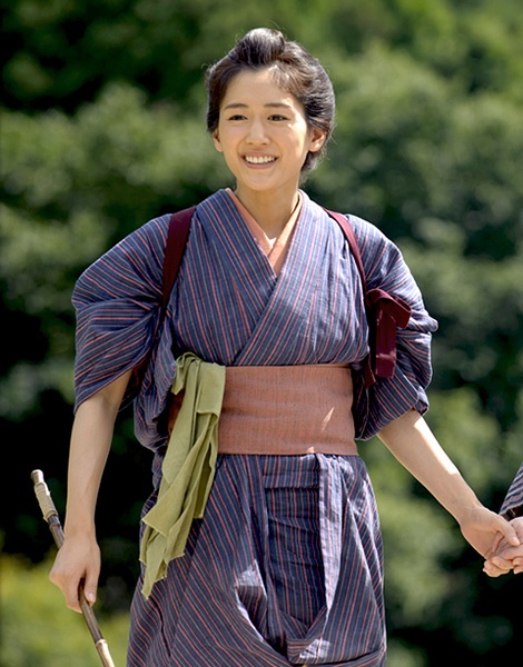 海报剧照剧情:  《八重之樱》讲述了会津藩的炮术师傅山本谦八和佐久