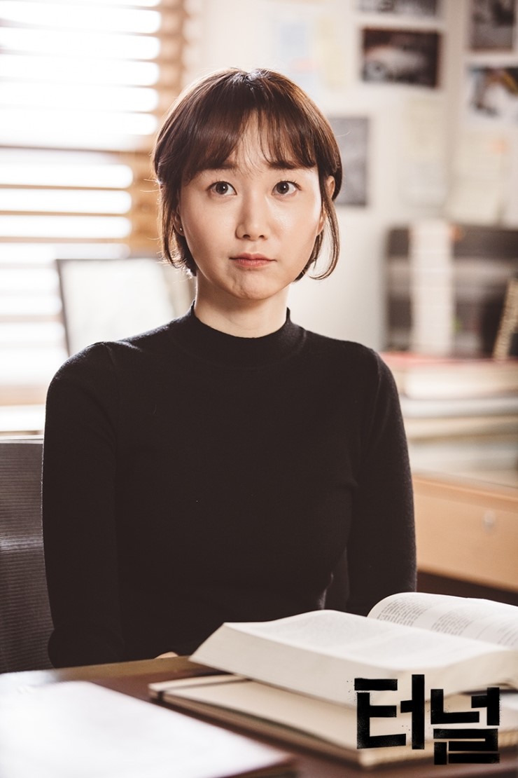 海报剧照剧情:  《隧道》是一部穿越剧,主要讲述一个警察为了救女儿