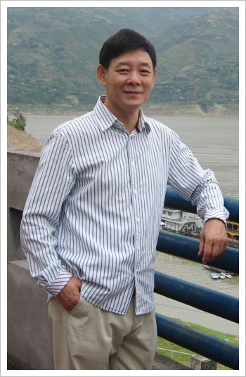 邓家佳在《家产》中饰演贾乃亮的女友"李木子",两人合作演绎"职场