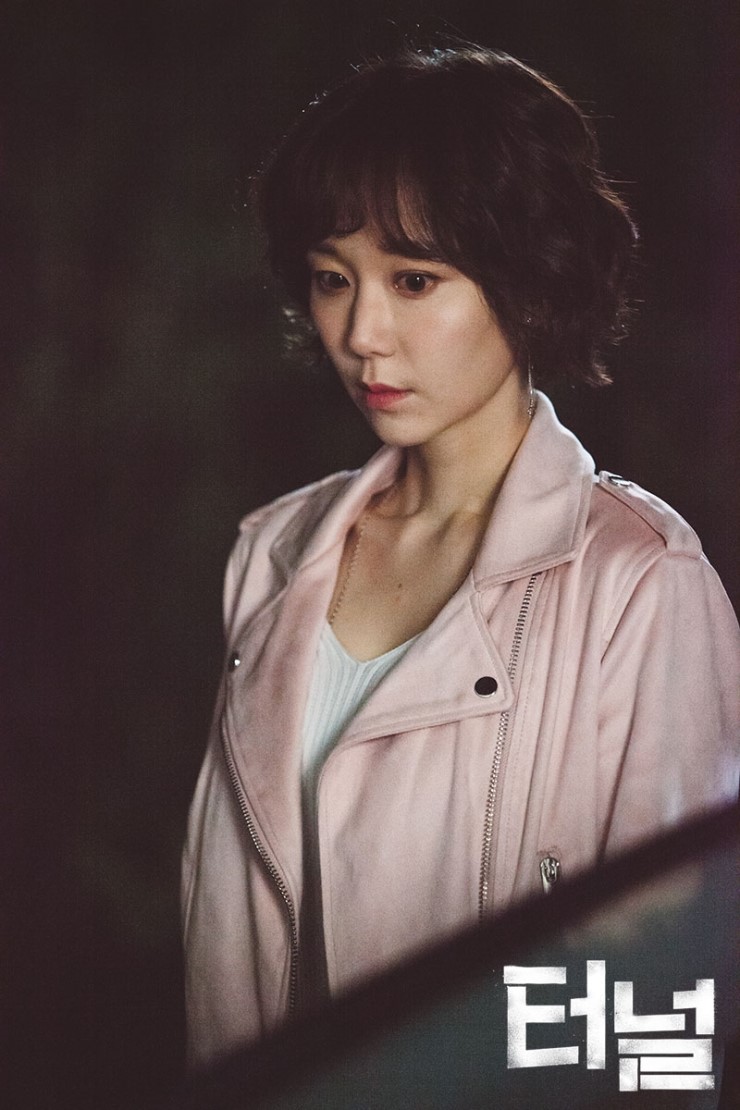 海报剧照剧情:  《隧道》是一部穿越剧,主要讲述一个警察为了救女儿