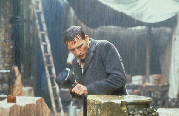 幕后花絮电影《无名的裘德》改编自英国著名小说家托马斯-哈代的同名