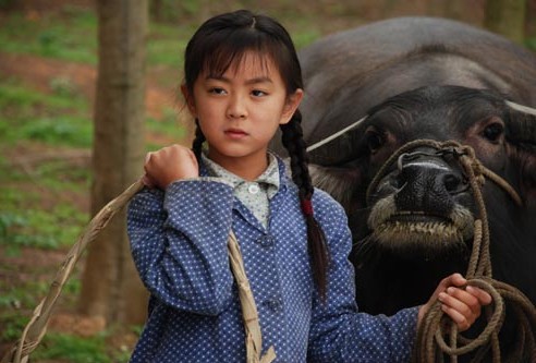 正在广东揭阳热拍中,青年演员练束梅在片中挑梁女主角"七妹"一角