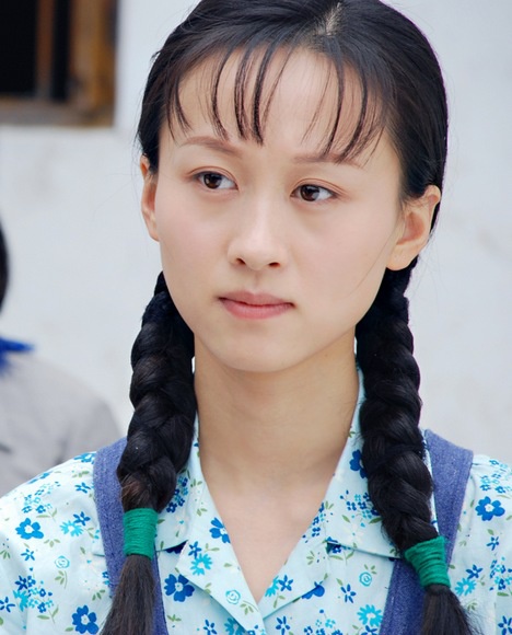 正在广东揭阳热拍中,青年演员练束梅在片中挑梁女主角"七妹"一角