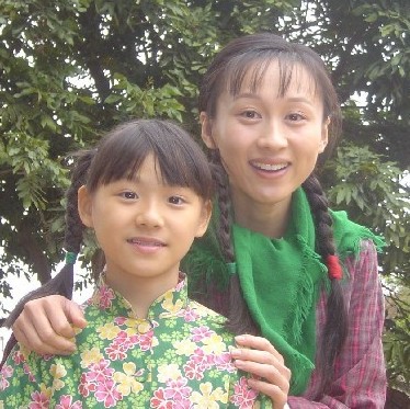 正在广东揭阳热拍中,青年演员练束梅在片中挑梁女主角"七妹"一角