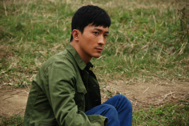 正在广东揭阳热拍中,青年演员练束梅在片中挑梁女主角"七妹"一角