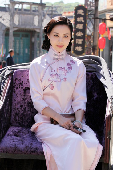 海报剧照剧情:该剧讲述解放前夕,代号"中天门"的我地下党潜伏人员赵州