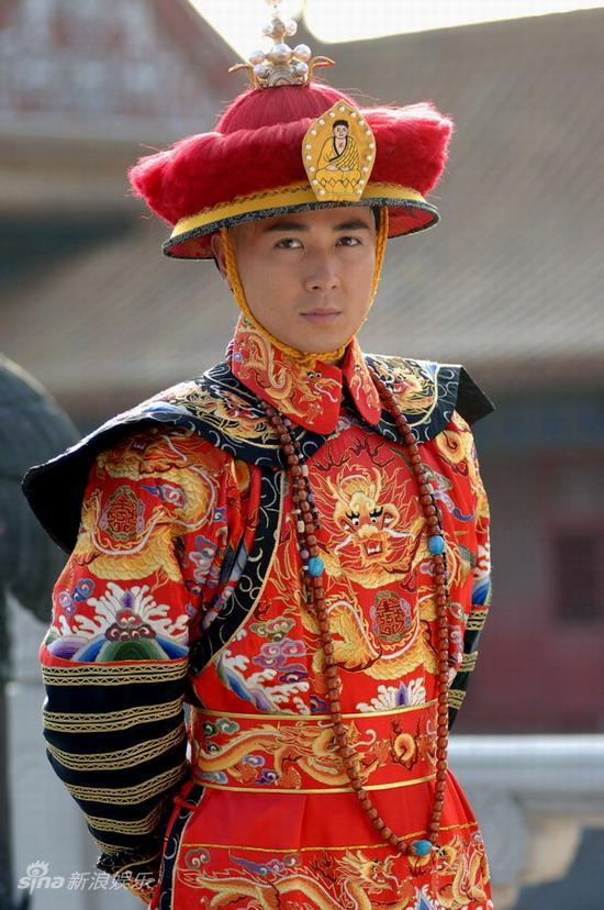 花絮在拍摄打兰馨巴掌的戏份时,剧情中,辜传铭需要兰馨秀龙袍给袁世凯