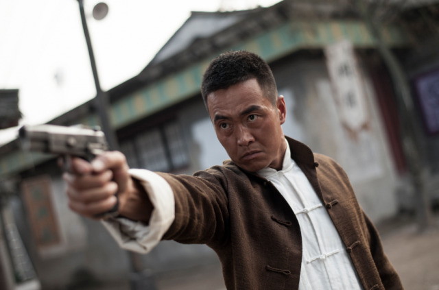 幕后花絮迟嘉表示,拍动作戏受伤是常有的事,脚指甲曾被砸紫了.