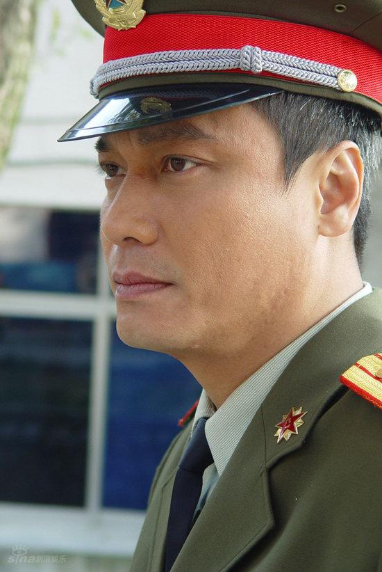 幕后花絮罗嘉良首次出演军人,他从敬礼,走路等小细节学起,拍戏时候