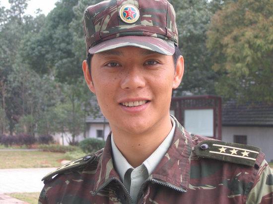 幕后花絮罗嘉良首次出演军人,他从敬礼,走路等小细节学起,拍戏时候