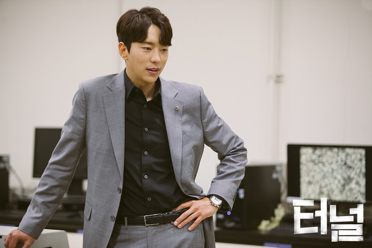 海报剧照剧情:  《隧道》是一部穿越剧,主要讲述一个警察为了救女儿