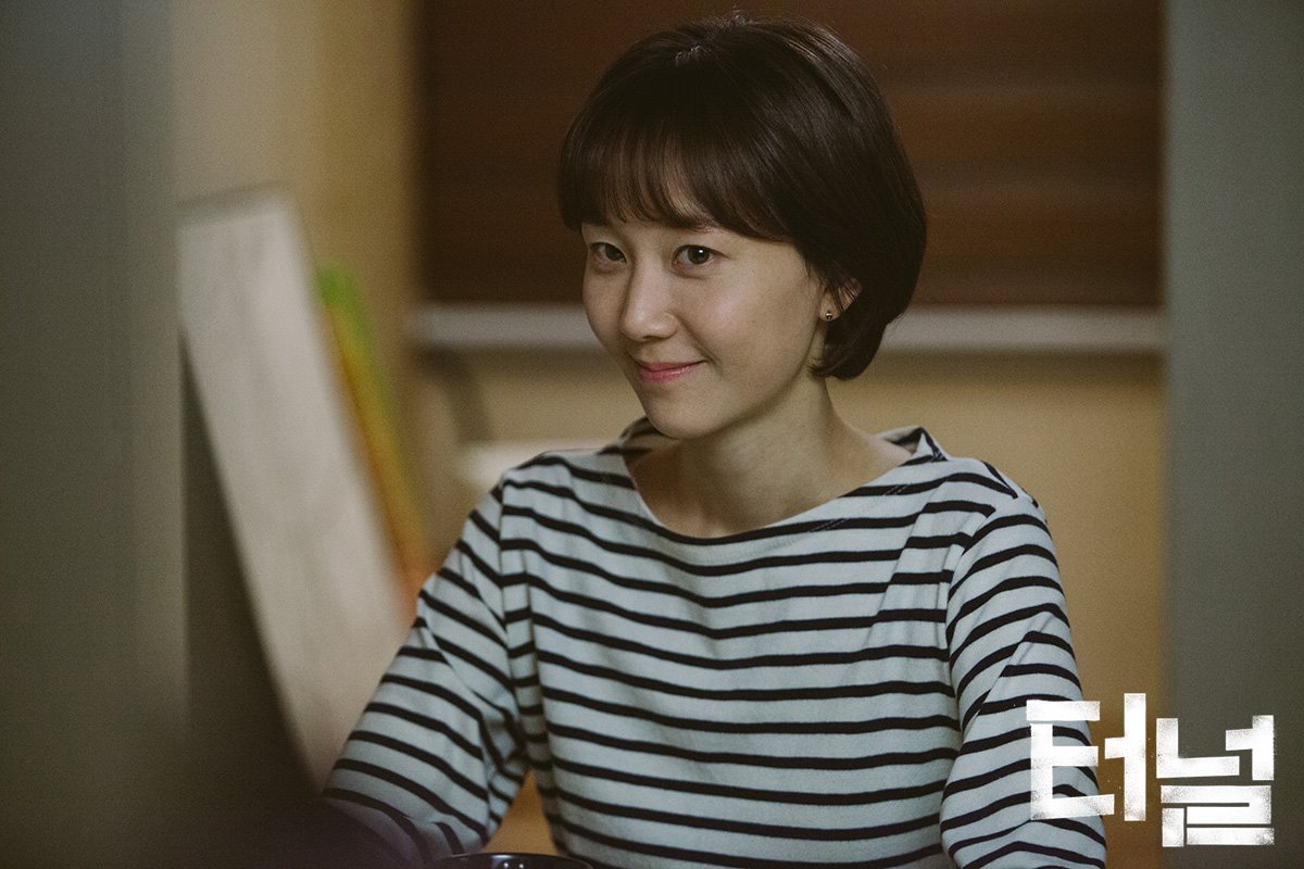 海报剧照剧情:  《隧道》是一部穿越剧,主要讲述一个警察为了救女儿