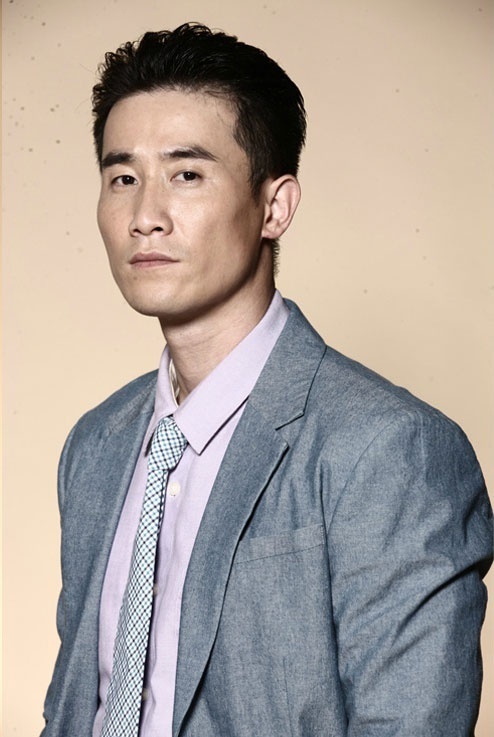 从《柳叶刀》中的缠绵复仇爱情戏,到《绝爱》中的世俗童话,李光洁