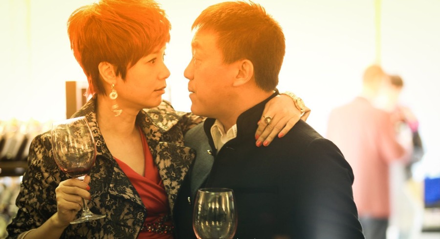 雨侬与蒋雯丽经常在房间里放上百合花,然后开一瓶红酒,一边喝红酒一边