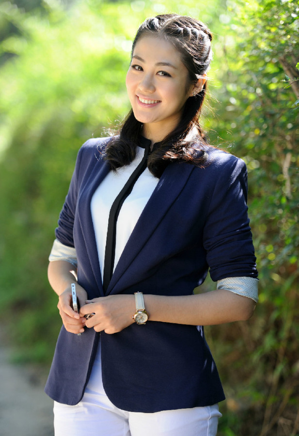 海报剧照剧情:  二道沟子村是一个以花生种植为主的村庄,花生销路出现