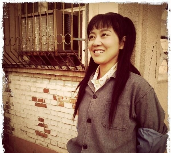 《亲爱的》是闫妮首次饰演这么大的年龄跨度,剧中的李宝莉由最初一个