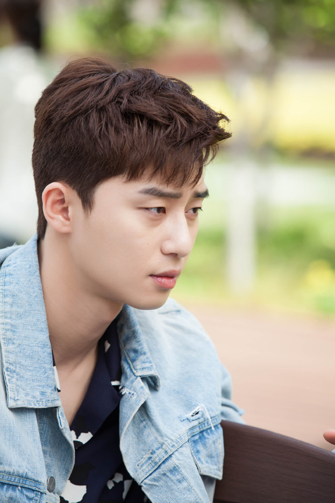 海报剧照剧情:  《三流之路》讲述了没钱没背景,人生毫无炫耀之处的