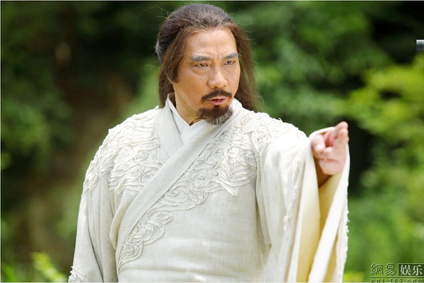 次子石中坚被暗恋石清的梅芳姑杀害后,长子石中玉因为闵柔的过分溺爱