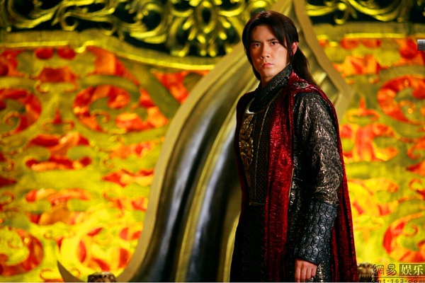 次子石中坚被暗恋石清的梅芳姑杀害后,长子石中玉因为闵柔的过分溺爱